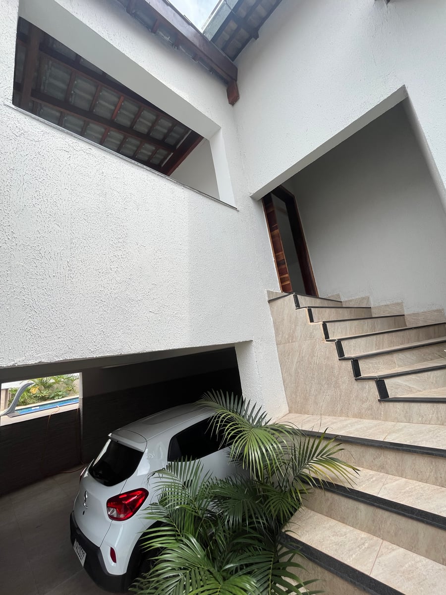Casa em 2 pavimentos em região nobre de Araxa !!!